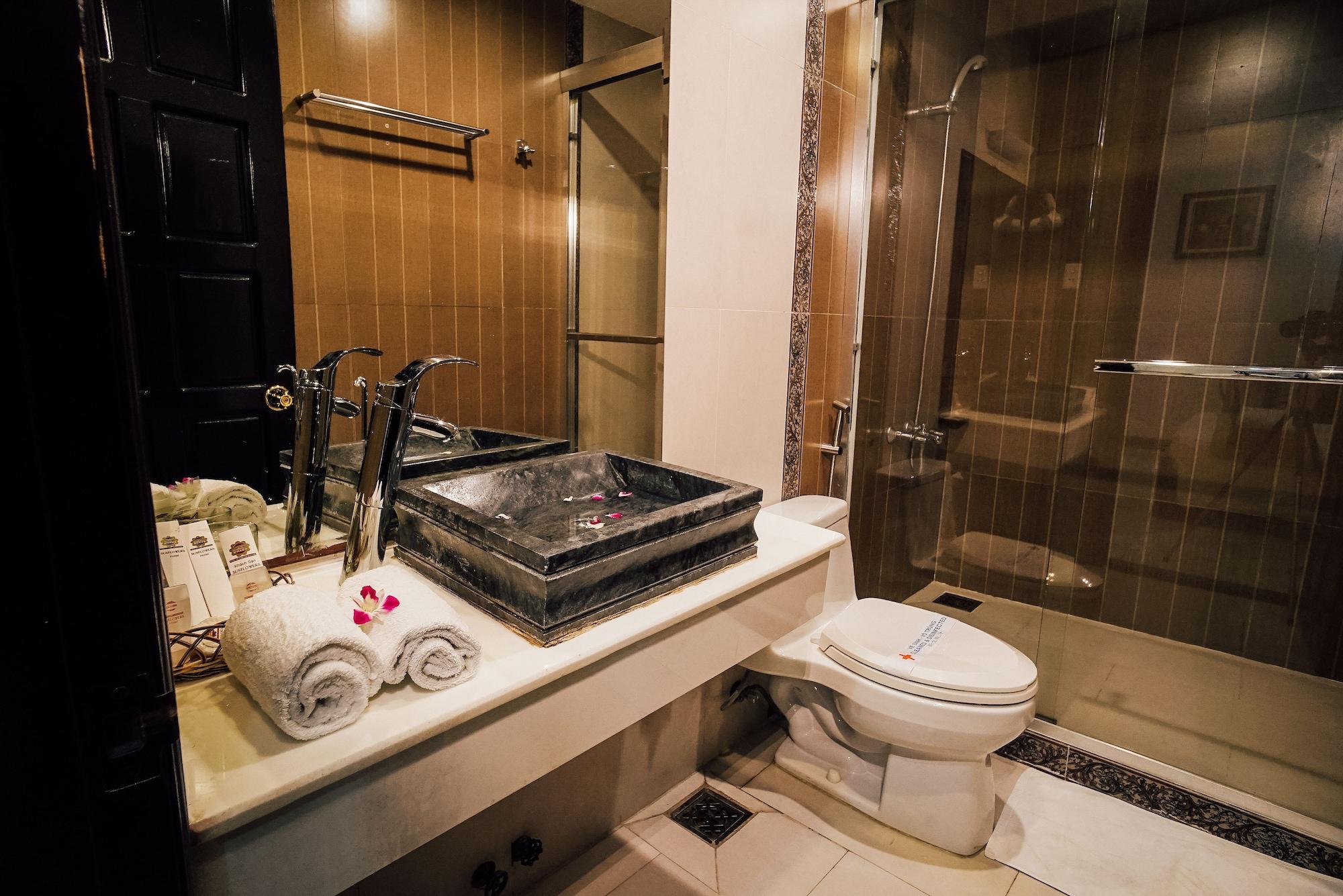 Sunflowers Hotel Airport Хошимин Екстериор снимка