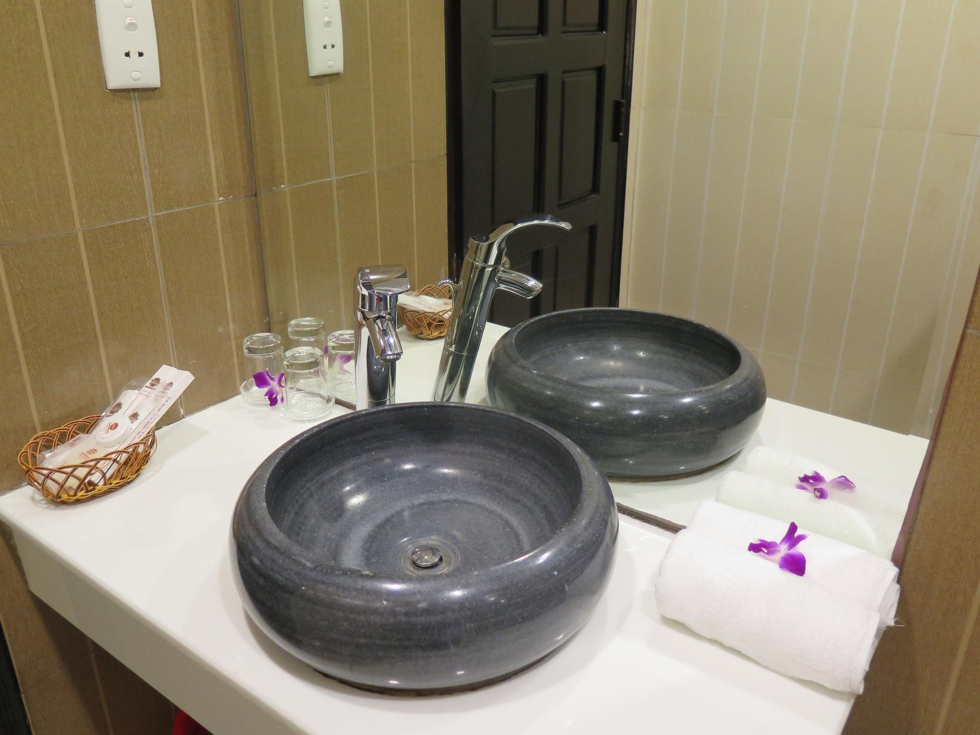 Sunflowers Hotel Airport Хошимин Екстериор снимка