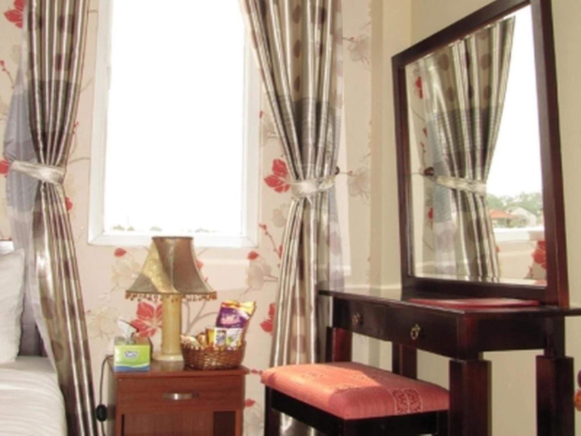 Sunflowers Hotel Airport Хошимин Екстериор снимка